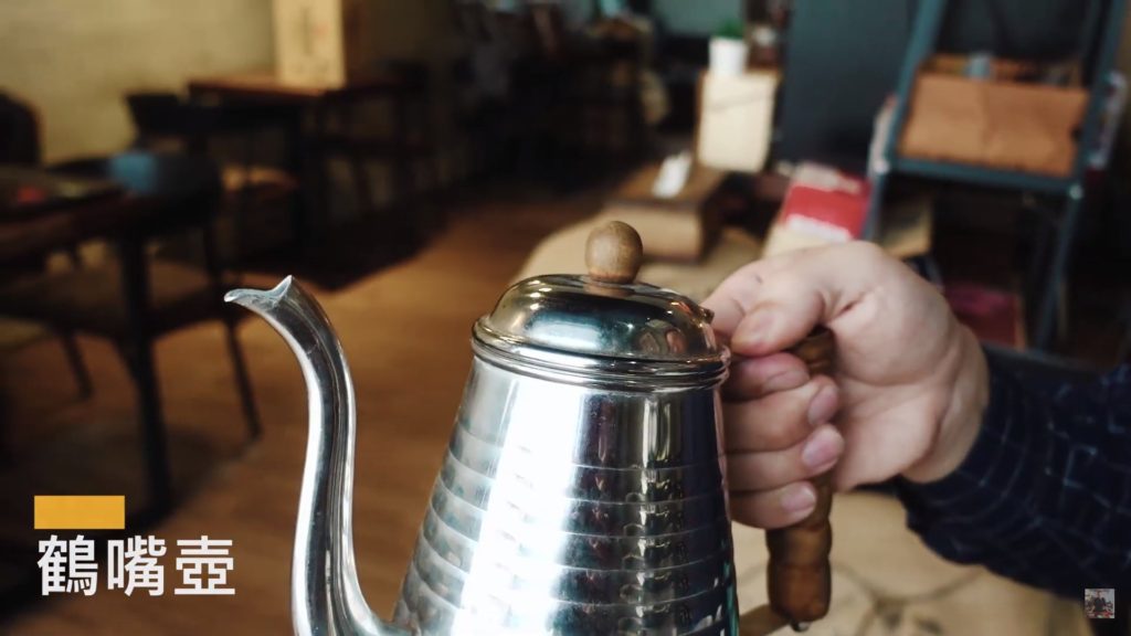 鶴嘴壺,壺口較寬且長得像鶴的形狀