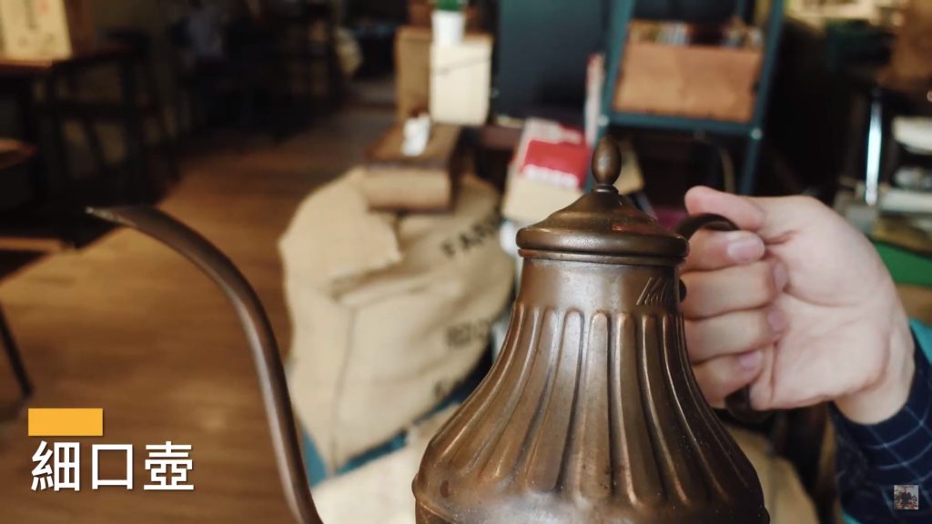 細口壺，壺口較細長